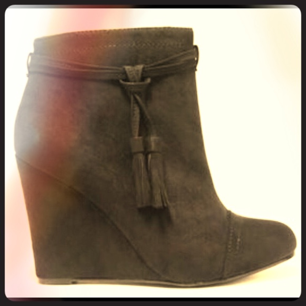 FOREVER 21 Black Suede ankle booties size 7